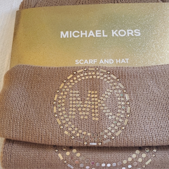 Michael kors hat & scarf NWT ๐ - Picture 5 of 5